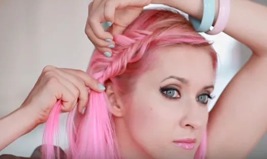 Kéo các nút tết phồng ra nhẹ nhàng tạo độ mềm mại tự nhiên