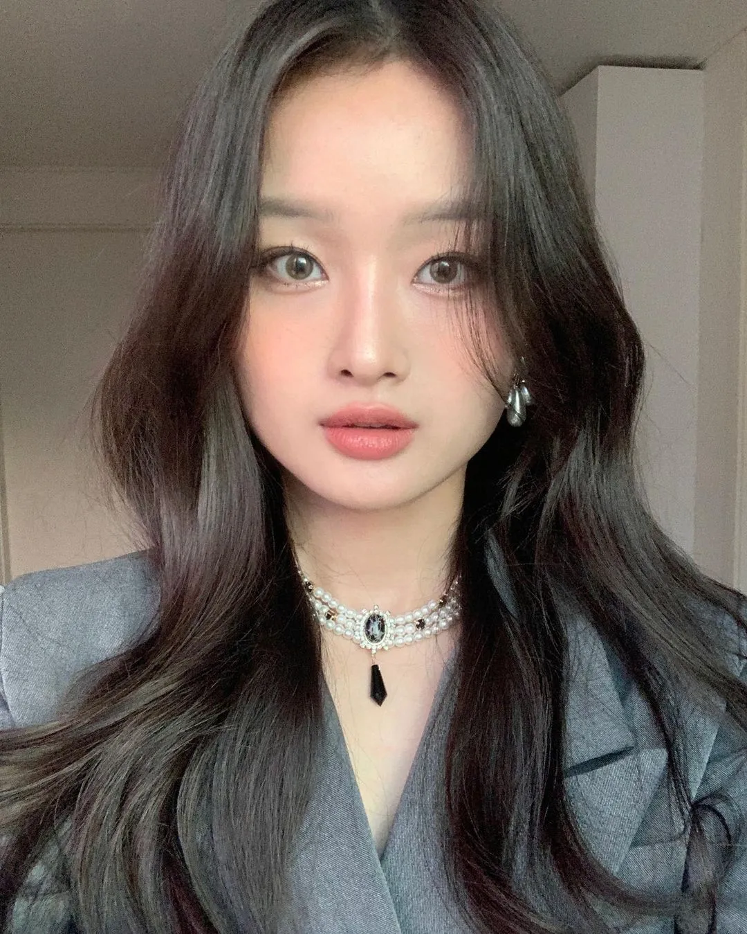 Người phụ nữ đang uốn tóc giả tại nhà