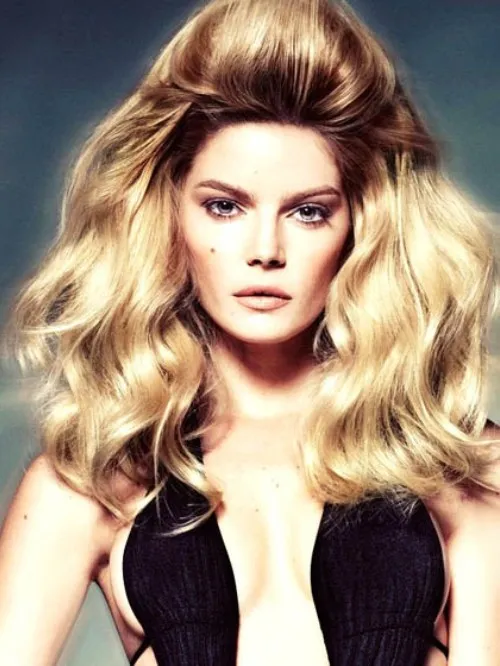 Kiểu tóc buộc nửa đầu dịu dàng, với phần tóc trên được tạo độ phồng nhẹ nhàng