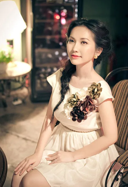 Kim Hiền trẻ trung với cách tết tóc lệch đơn giản