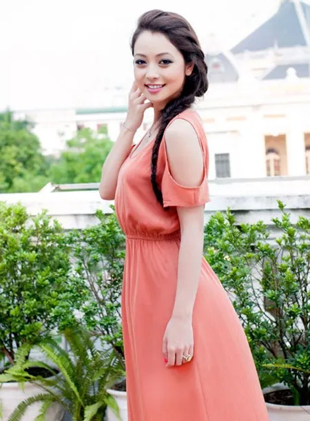 Kiểu tóc tết lệch đơn giản cổ điển của Jennifer Phạm