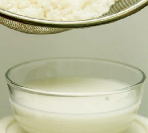 Nước vo gạo đơn giản, dễ dùng mà có hiệu quả làm tóc hết bết và rối