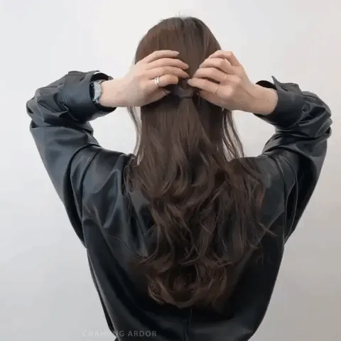 Chia tóc tạo lỗ hổng và lật đuôi tóc qua lỗ hổng