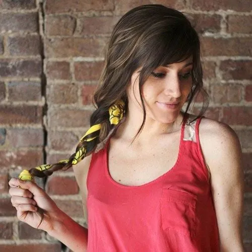 Khéo léo xen kẽ khăn turban dài vào các bím tóc sẽ không có ai đụng hàng với bạn