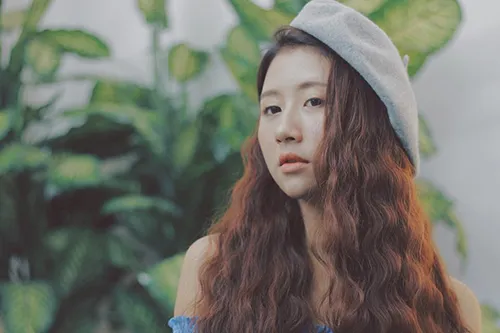 Sử Dụng Mũ Len Cùng Tóc Dài Làm Xoăn Giả Ngắn, Một Ý Tưởng Tạo Kiểu Cho Tóc Ngắn