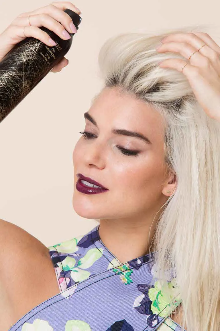 Bước một trong kỹ thuật vuốt phồng tóc mái, một cách giấu tóc mái hiệu quả