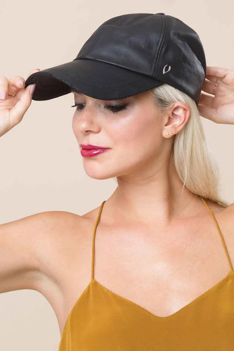 Người mẫu đội mũ để giữ nếp và thực hiện cách giấu tóc mái bằng phụ kiện