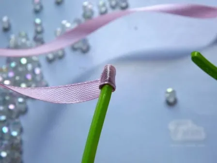 Thao tác quấn ruy băng kín khung bờm trơn tạo lớp nền chắc chắn