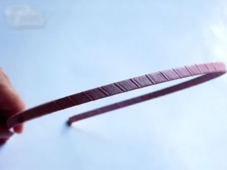 Cố định mép ruy băng cuối bằng keo nến để hoàn thành việc bọc khung bờm