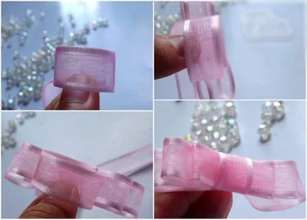 Thao tác gấp ruy băng để tạo hình chiếc nơ với độ cân xứng và phồng tự nhiên