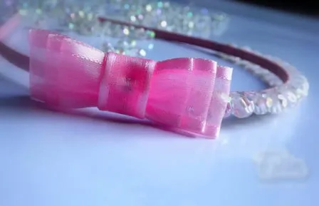 Đính hạt cườm lấp lánh dọc theo bờm, bắt đầu từ chân nơ để tạo điểm nhấn sang trọng