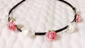 Thiết kế một chiếc bờm đơn giản đính hoa, dễ dàng phối hợp với nhiều kiểu trang phục