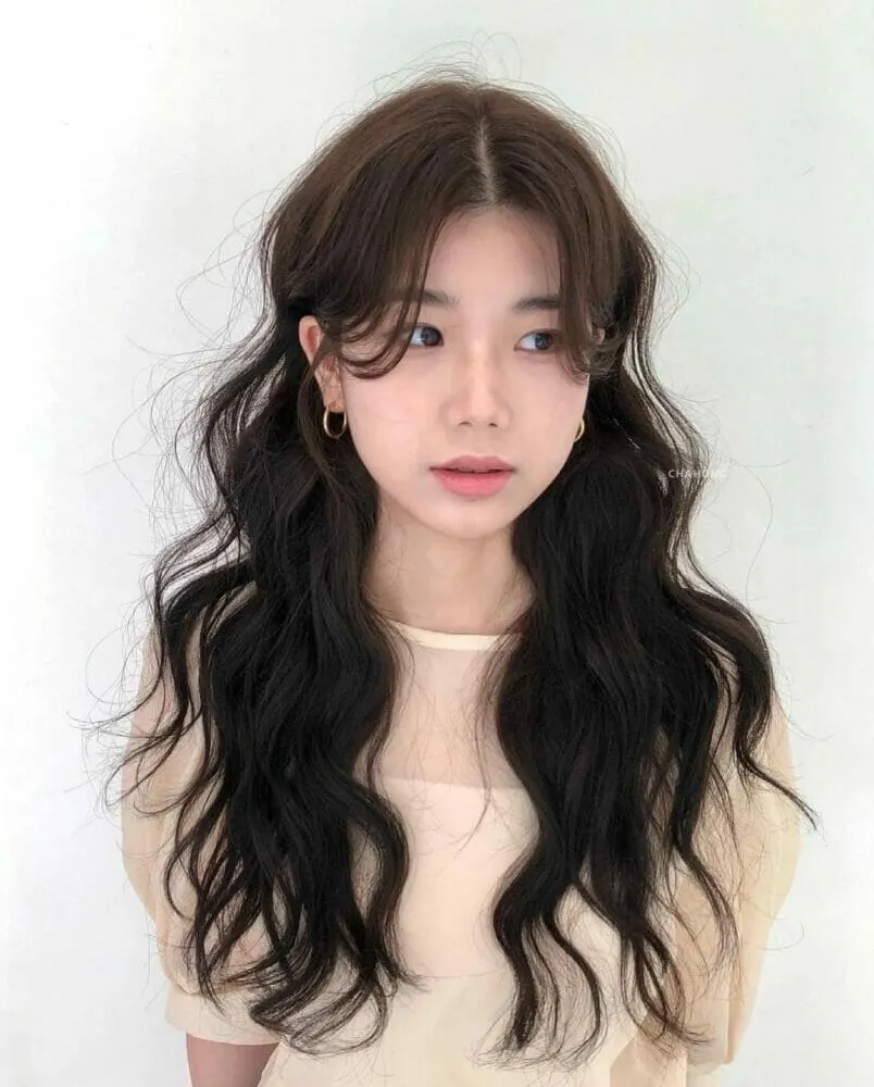 Mẫu tóc layer ngang vai thanh lịch với phần đuôi được uốn cúp nhẹ nhàng