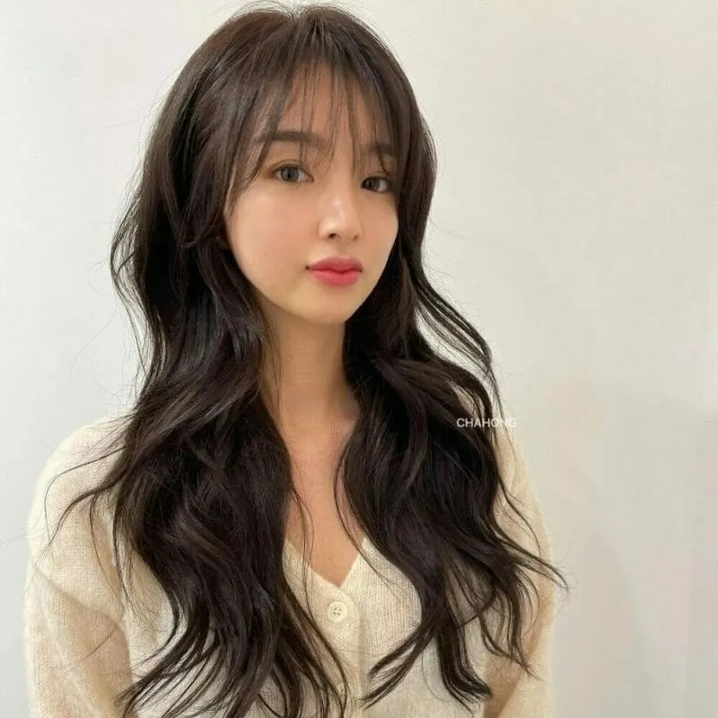Mẫu tóc layer gợn sóng lơi, mang lại vẻ ngoài quyến rũ và bồng bềnh tự nhiên