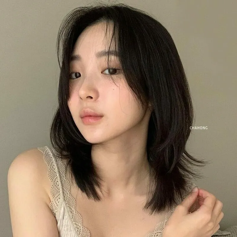 Thiết kế tóc layer kiểu Hàn Quốc với mái thưa, giúp khuôn mặt trông nhỏ nhắn hơn