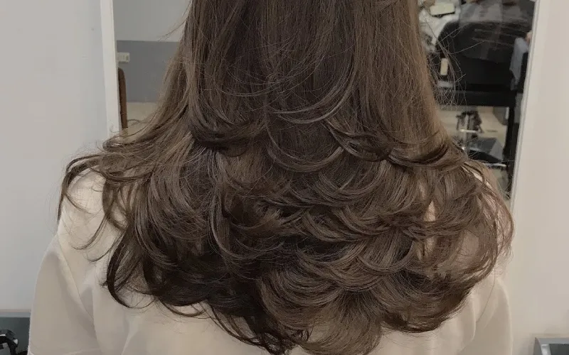 Tóc uốn layer: Tóc uốn layer là một trong những kiểu tóc được yêu thích nhất hiện nay. Nếu bạn muốn có một mái tóc uốn đẹp và ấn tượng, thì đây là kiểu tóc mà bạn không thể bỏ qua. Xem ngay những hình ảnh tóc uốn layer để tìm kiếm ý tưởng cho kiểu tóc của mình.