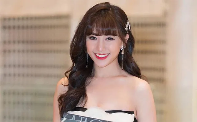 Tóc xoăn đuôi nhẹ - Với tóc xoăn đuôi nhẹ, bạn sẽ có một mái tóc bồng bềnh và nhẹ nhàng. Tóc xoắn tự nhiên tạo nên một vẻ đẹp trẻ trung và nữ tính.