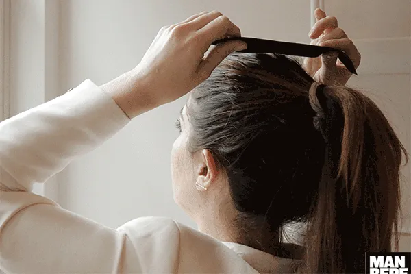 Bước hai: Gộp toàn bộ phần tóc phía dưới vào phần tóc buộc nửa vừa tạo