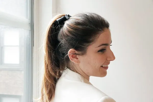 Tóc đuôi ngựa buộc nửa hoàn chỉnh nhìn từ phía trước, có sử dụng ruy băng