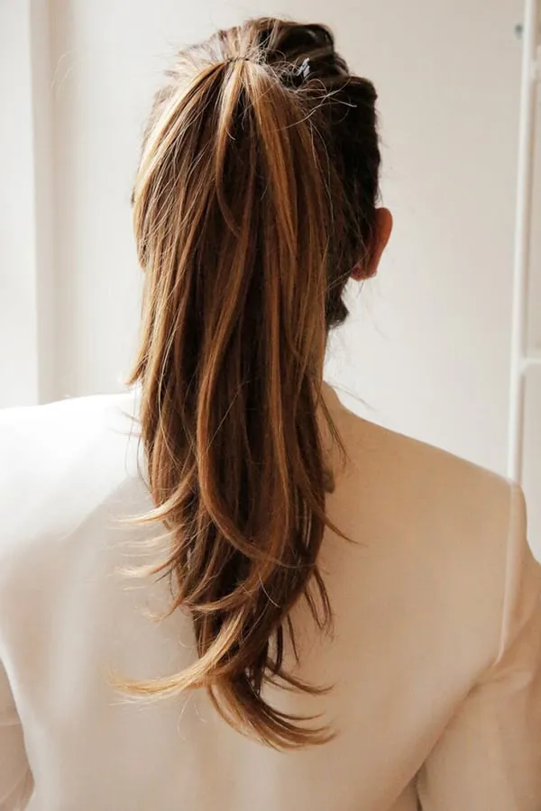 Tóc đuôi ngựa buộc nửa hoàn chỉnh nhìn từ phía sau, cho thấy độ cao được giữ vững