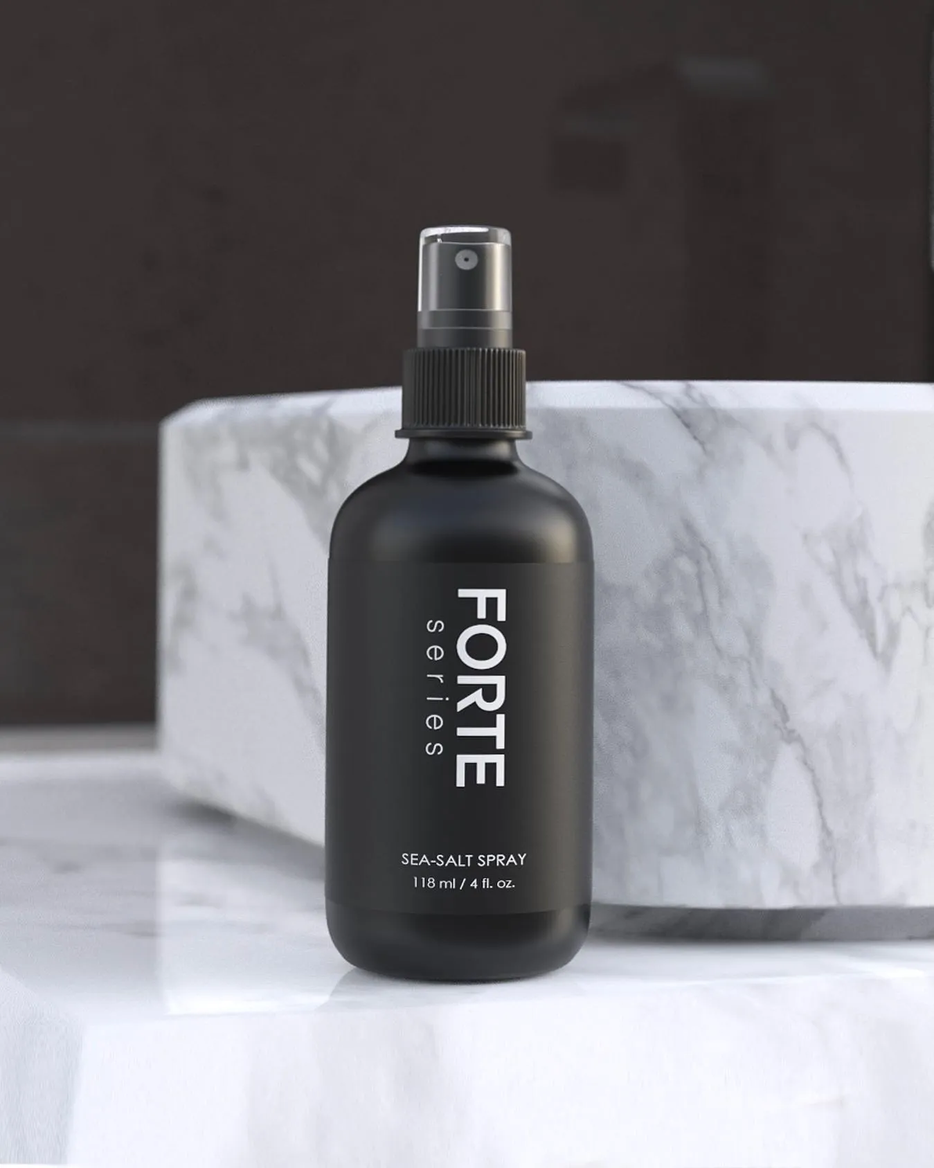 Dùng lược tròn hoặc lô cuốn để tạo độ cong và phồng cho tóc mái, sau đó cố định bằng kẹp