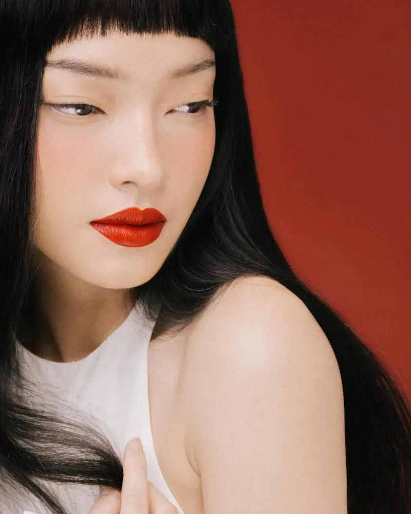 Mái ngố được tạo kiểu: Một biến thể của cách sửa tóc ngắn.