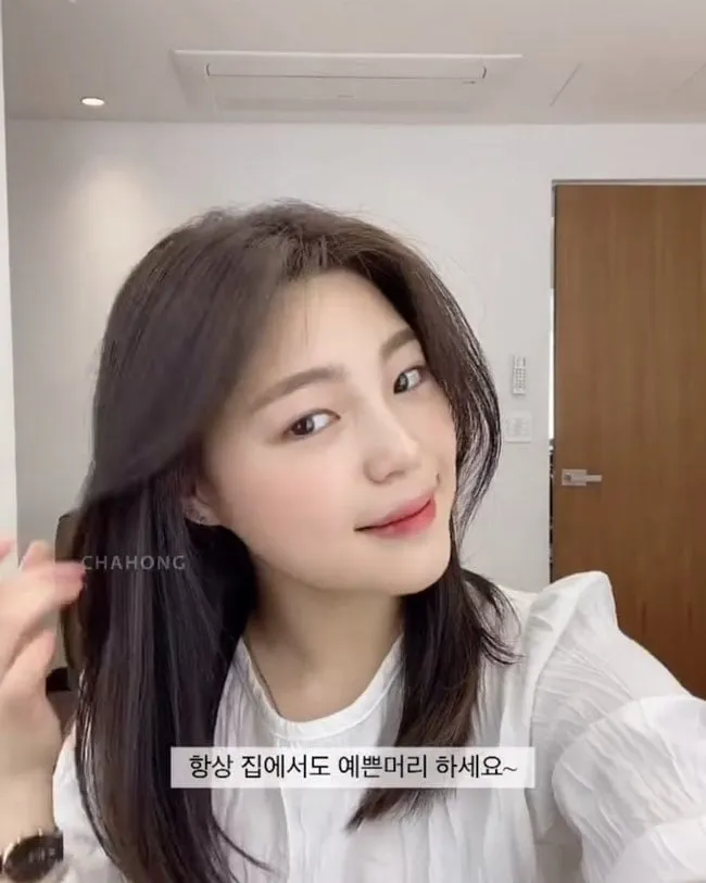 Mô tả các bước cố định tóc ngôi giữa bằng kẹp và keo xịt tóc