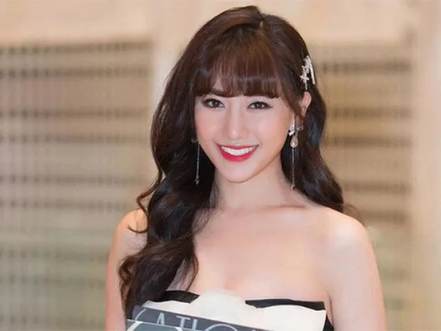 Kiểu tóc xoăn đuôi nhẹ là sự lựa chọn hoàn hảo cho những ai muốn tạo điểm nhấn cho mái tóc của mình. Các đường xoắn hoa mỹ mang lại vẻ đẹp tinh tế và bổ sung sự đa dạng vào kiểu tóc.