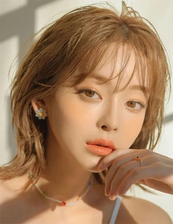 Hình ảnh mái tóc nhuộm màu nâu vàng sáng, rực rỡ và thời thượng