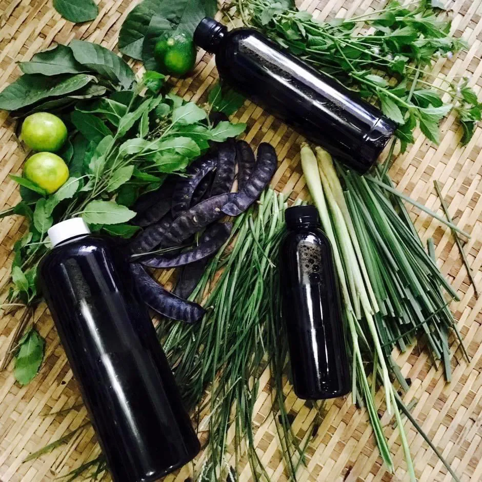 Lọ thủy tinh chứa dầu gội thảo dược Bồ Kết Vỏ Bưởi sau khi đã hoàn tất quy trình chế biến