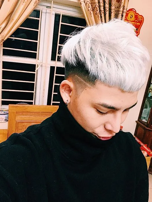 Tóc nam kiểu Mohawk tết hai bên, áp dụng kỹ thuật tết Cornrow