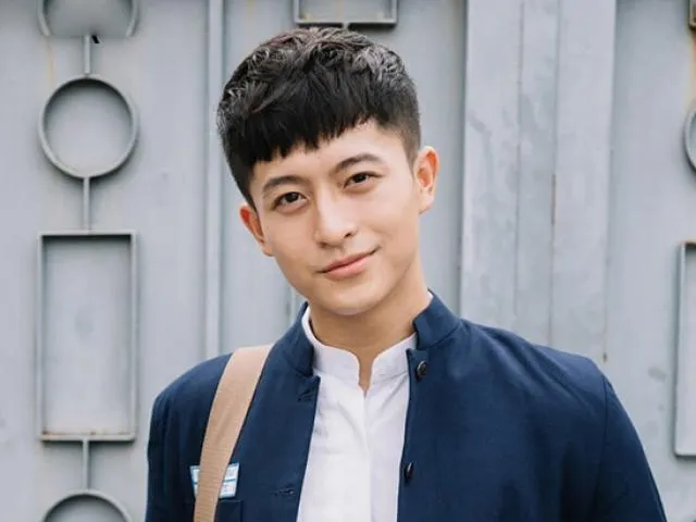 Kiểu tóc mái ngố nam đơn giản nhưng làm nổi bật sự nam tính và tự tin.