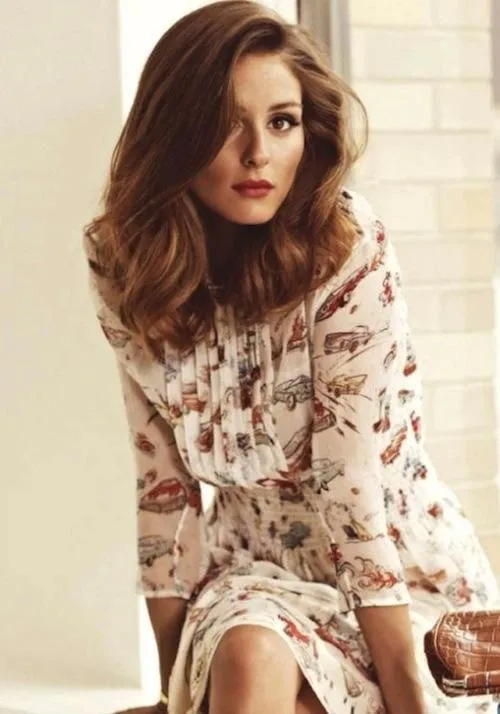 Hình ảnh người phụ nữ đang áp dụng kem dưỡng ẩm lên lọn tóc xoăn của mình