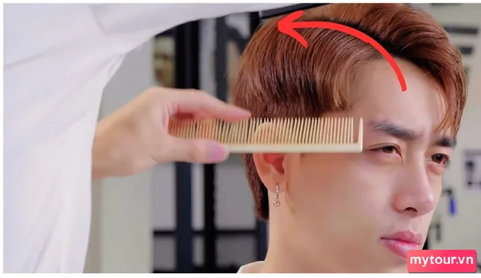 Sử dụng bột tạo phồng tóc để tạo phom tóc hai mái nam