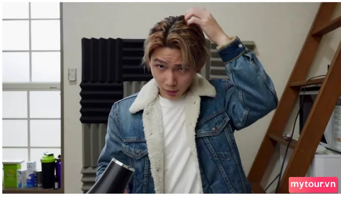 Chia tóc theo tỷ lệ bạn muốn (3:7 hoặc 2:8) một cách ngay ngắn