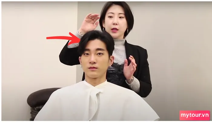 Phân chia mái tóc thành 2 phần theo tỷ lệ 2:8 để tạo kiểu ngay ngắn