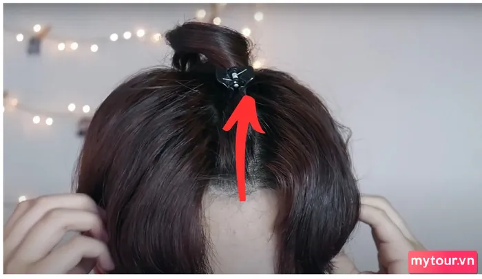 Sử dụng máy sấy theo đường rẽ ngôi ở vị trí kẹp mỏ vịt trong khoảng 2-3 phút