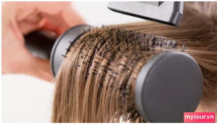 Tạo nếp tóc 2 mái bằng lược tròn và kẹp mỏ vịt.