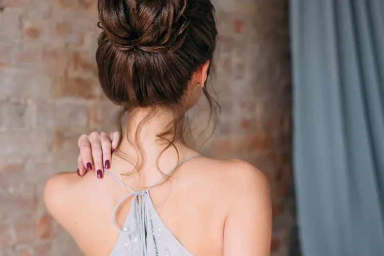 Búi tóc thấp lơi nhẹ, phù hợp với khuôn mặt oval, một trong những cách búi tóc đẹp nhất cho tiệc tối