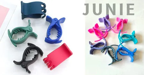 Người phụ nữ đang thực hiện các bước để sửa chữa kẹp tóc càng cua bị bung lò xo tại nhà