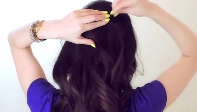 Nới phồng phần tóc phía trên và cố định bằng kẹp tăm