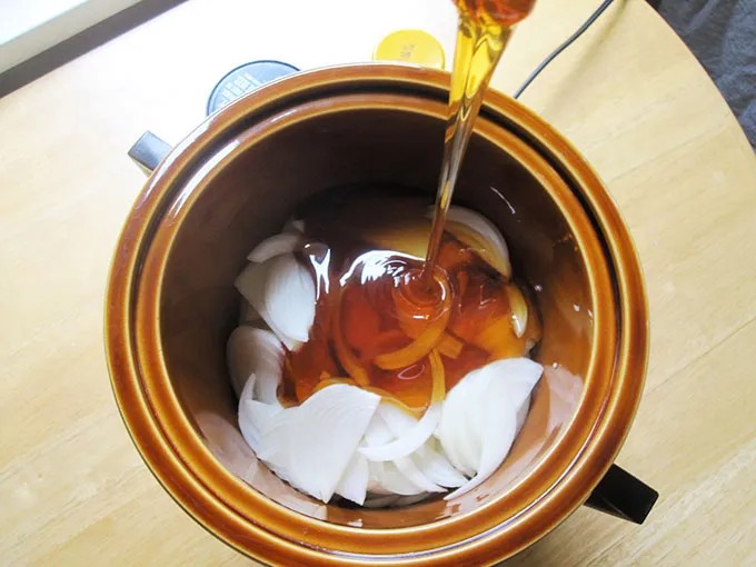 Mô tả cụ thể bát hỗn hợp màu vàng được làm từ nước ép hành tây và mật ong