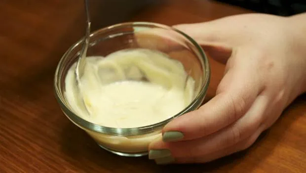 Mô tả cụ thể bát hỗn hợp làm từ trứng, sữa chua và mayonnaise với một chiếc thìa nhỏ