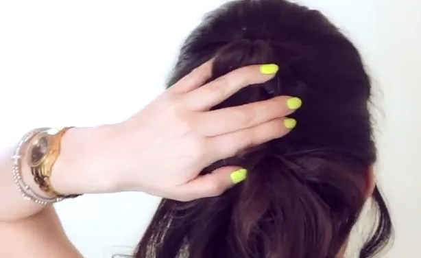 Lấy tóc bên trái, xoắn kết hợp với phần tóc vừa ghim và cố định ở giữa