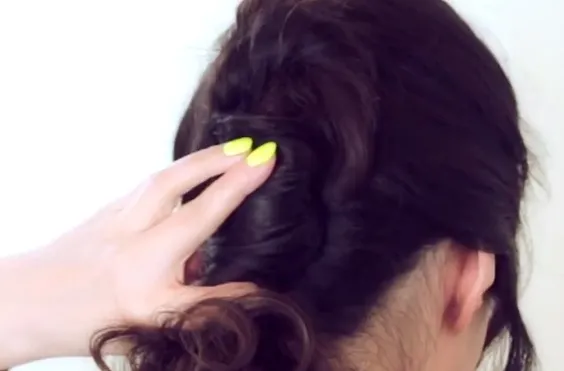 Tiếp tục xoắn phần tóc còn lại theo hướng lên trên và sang phải, ghim cố định