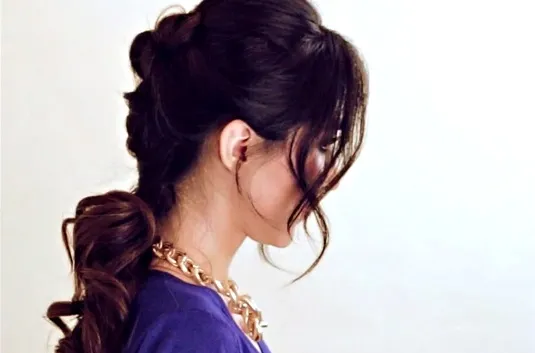 Búi tóc cao kiểu updo hoàn thiện, thể hiện sự thanh lịch và gọn gàng