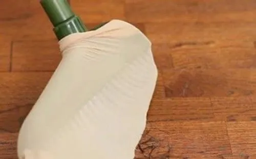 Mẹo dùng tất bọc chổi để tạo tĩnh điện, một cách quét sạch tóc trên sàn nhà đơn giản