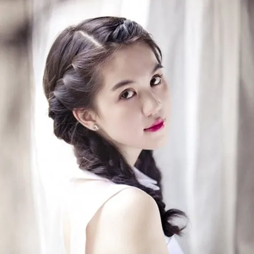 Biến tấu cách tết tóc 2 bên Hàn Quốc kết hợp mũ vành rộng duyên dáng