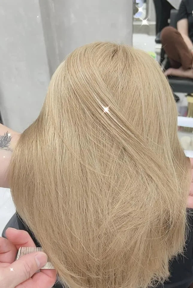 Kiểu tóc uốn xoăn nhẹ nhàng với mái tóc đen bóng khỏe, thể hiện sự phục hồi tóc