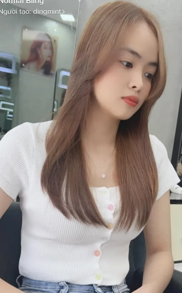 Quy trình nhuộm tóc chuyên nghiệp tại salon, thể hiện sự chuyên môn cao trong làm đẹp